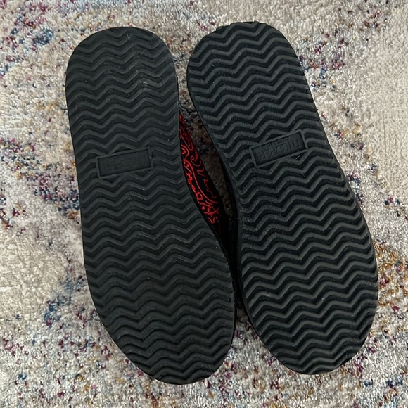 LIKE NEW Trooper America Unisex Bandana Paisley Slip On Shoes BLACK/RED M4/W6 - Picture 6 of 9